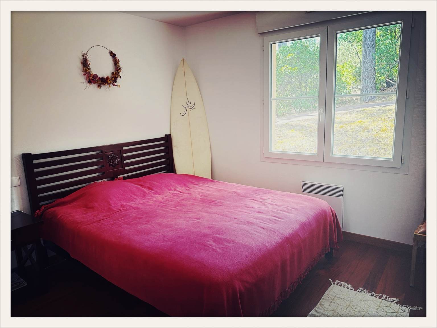 Chambre avec planche de surf