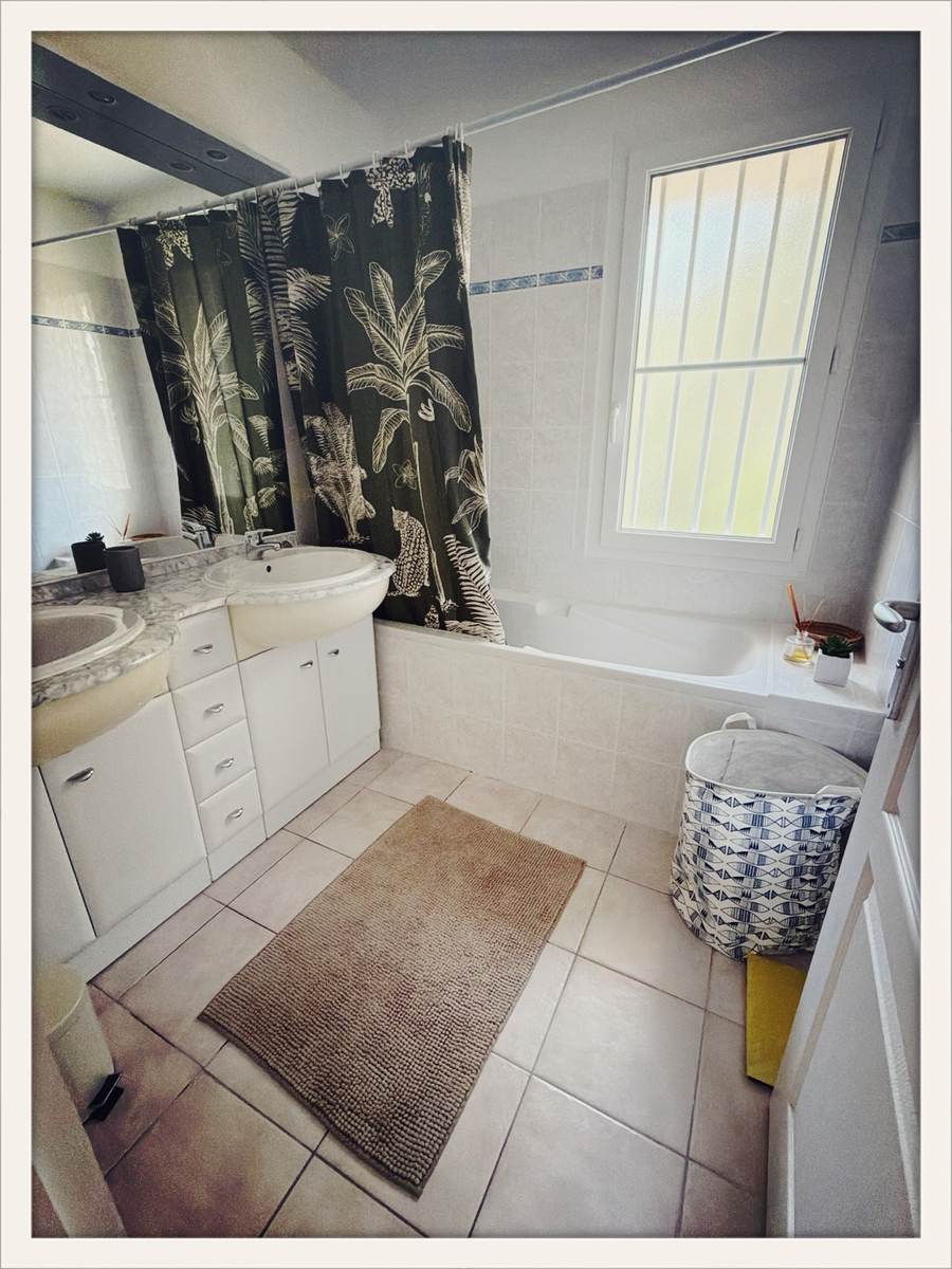 Salle de bain avec baignoire