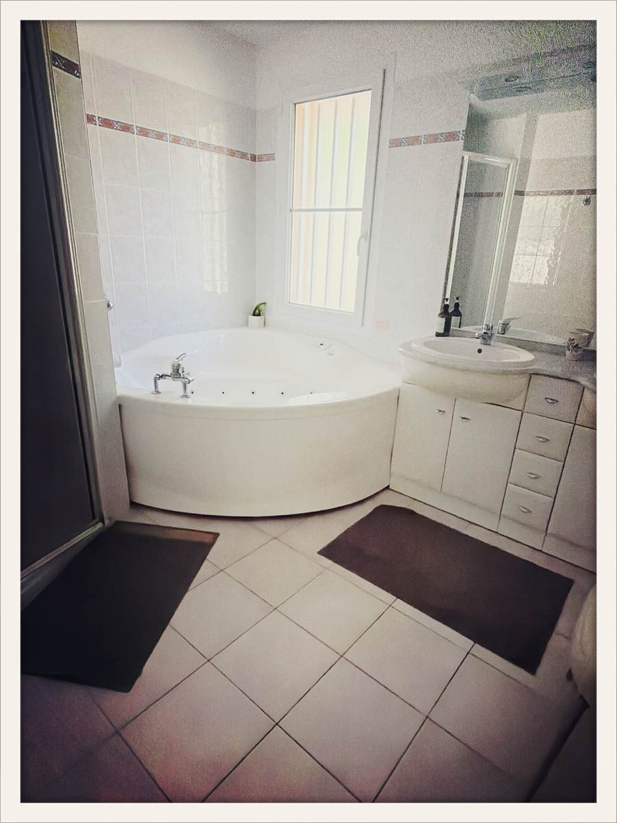 Salle de bain avec baignoire d'angle