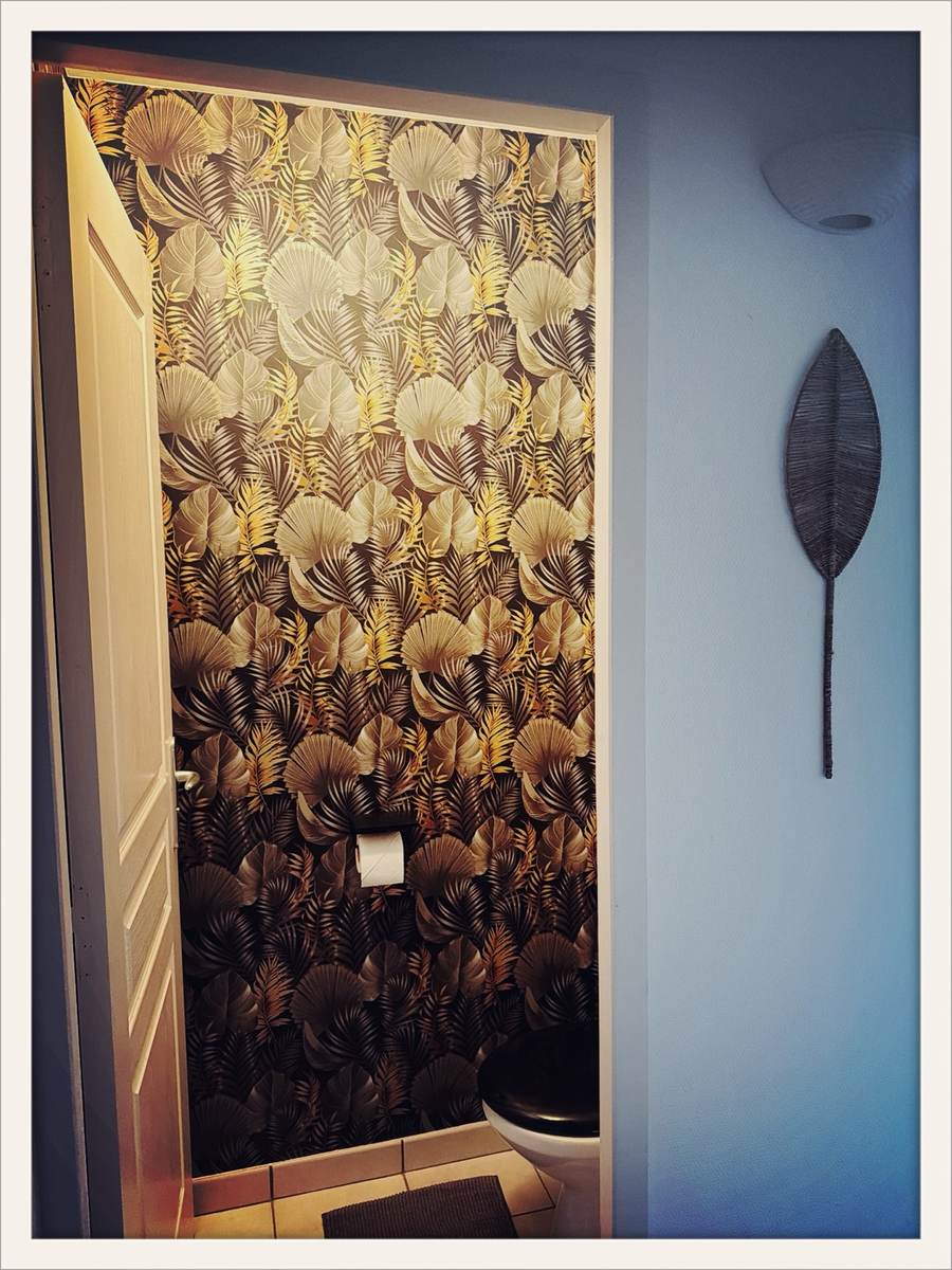 WC décoré avec papier peint végétal